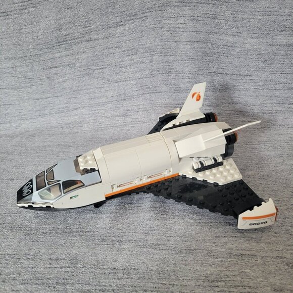 LEGO CITY: Mars Research Shuttle (60226) - Picture 11 of 14